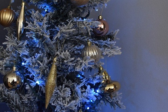 クリスマスツリーはニトリにしてみた オーナメントでおしゃれなリビングに ヨムーノ
