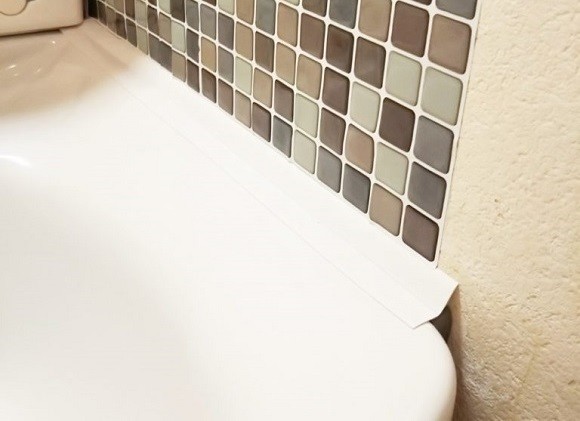 洗面台 隙間のカビや汚れを強力ブロック 防水コーナーテープの使い方 ヨムーノ