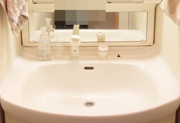 洗面台 隙間のカビや汚れを強力ブロック 防水コーナーテープの使い方 ヨムーノ